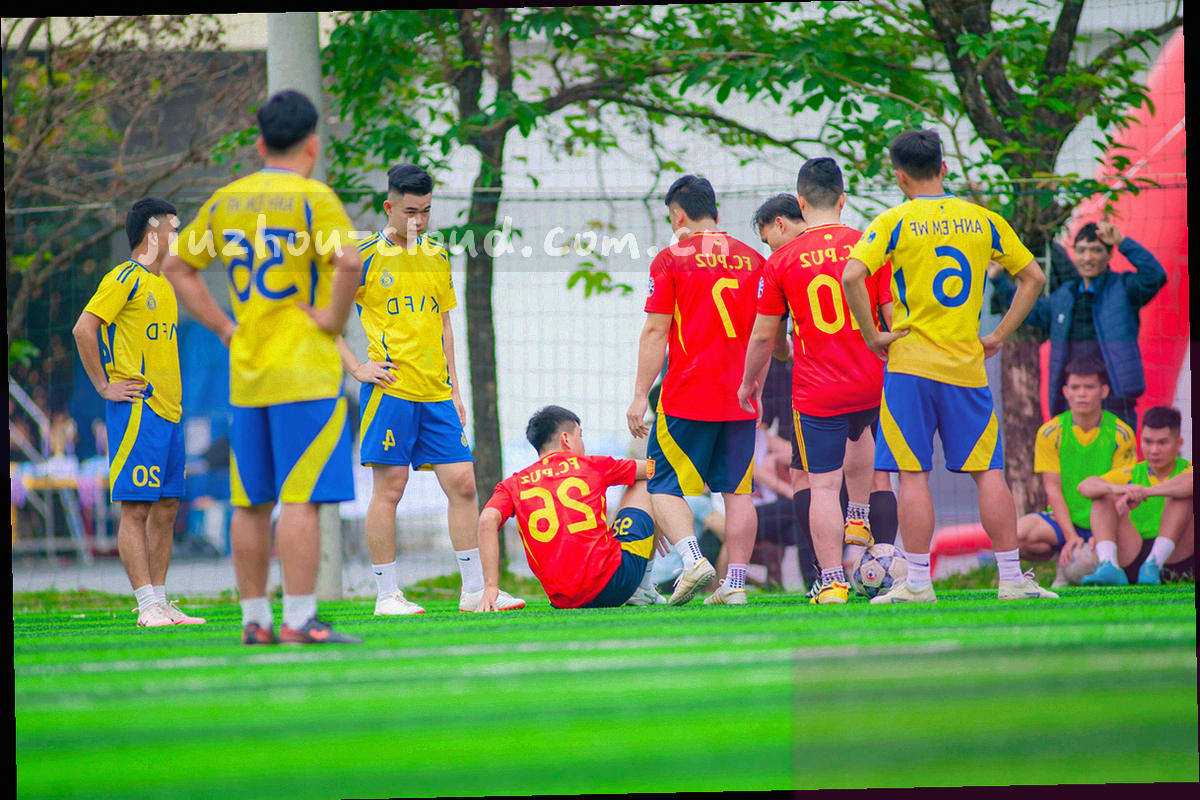 手机、平板与桌面同时登录同一账号并显示同步进度的示意界面